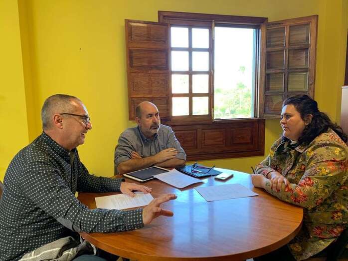 La concejala Celeste López, junto al director de Recursos Humanos y al médico de Salud Laboral (Foto TA)